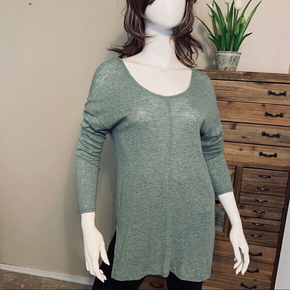 LUCY & LAUREL Sage Green Top size M - Picture 3 of 14